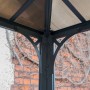Detailansicht des anthrazitfarbenen Palram Martinique Gartenpavillons mit LED-Set.