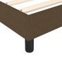 Detailansicht Boxspringbett, dunkelbrauner Stoffbezug, Holzlattenrost und schwarze Füße.