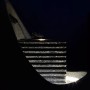 Großer, dunkler Design-Gartenbrunnen in Ei-Form mit LED-Beleuchtung.