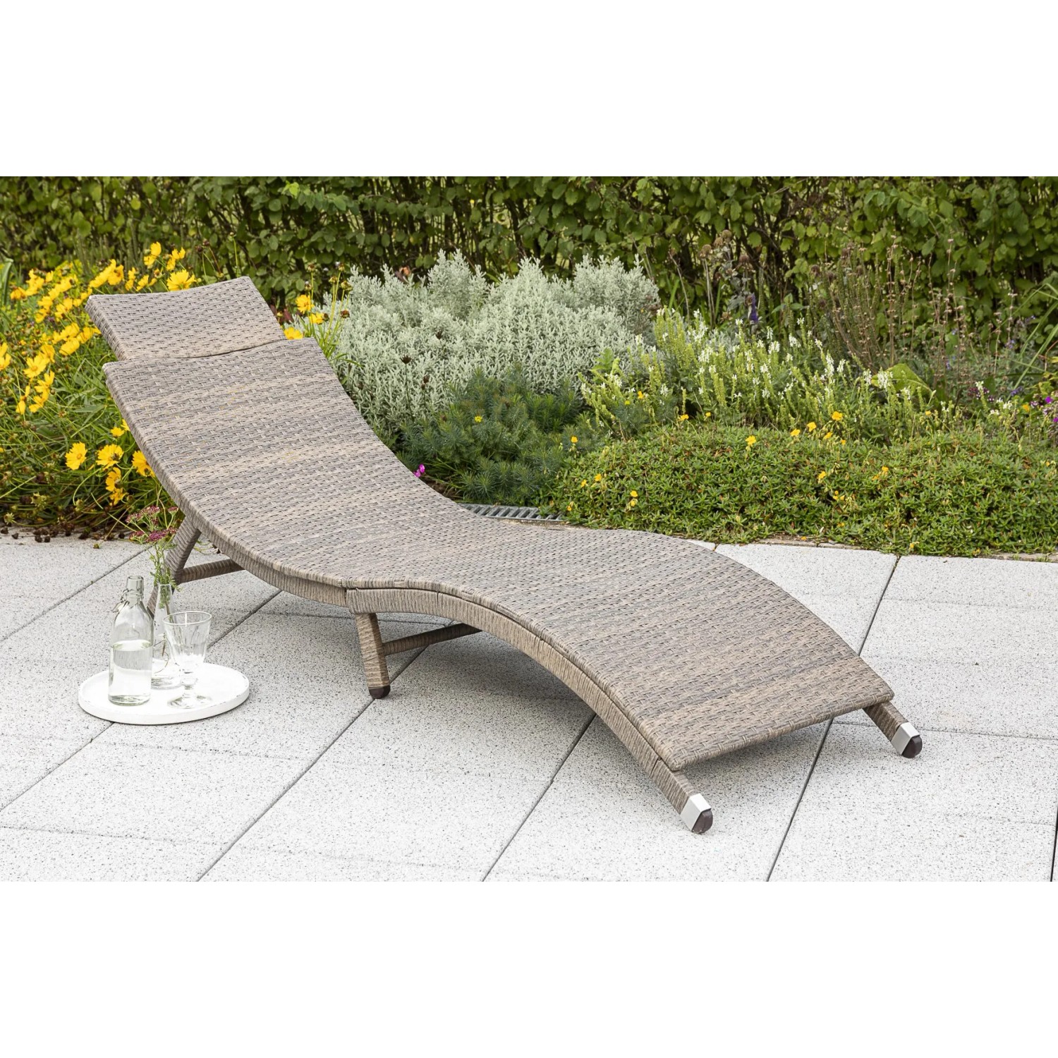 Merxx Waikiki Gartenliege mit Auflage, naturfarbenes Kunststoffgeflecht und Stahlgestell.
