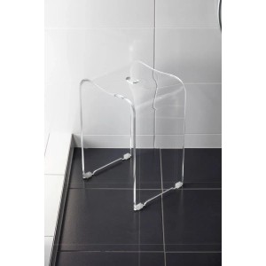 Transparenter Acryl Duschhocker mit rutschfesten Füßen auf dunklen Fliesen im Bad. Modernes Design.