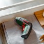Bosch IXO 7 Akkuschrauber, Set mit Akku, Ladekabel und Aufsätzen, im Regal.
