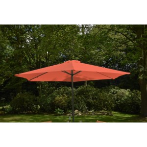 Großer terrakotta Sonnenschirm Ø 300cm mit 6 Streben im Garten. Bietet Schatten und UV-Schutz.