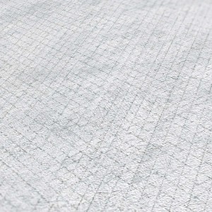 Hellgraue Vliestapete mit Metallic-Effekt und Raster-Design für Büro und Flur.