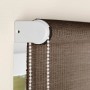 Detailaufnahme: Dunkelbraunes OBI Naturfaser-Rollo Camas mit Seitenzug und weißer Halterung.