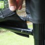 Detailaufnahme des schwarzen, verstellbaren EXIT Sportnetzes (155x300cm) mit Spannsystem.