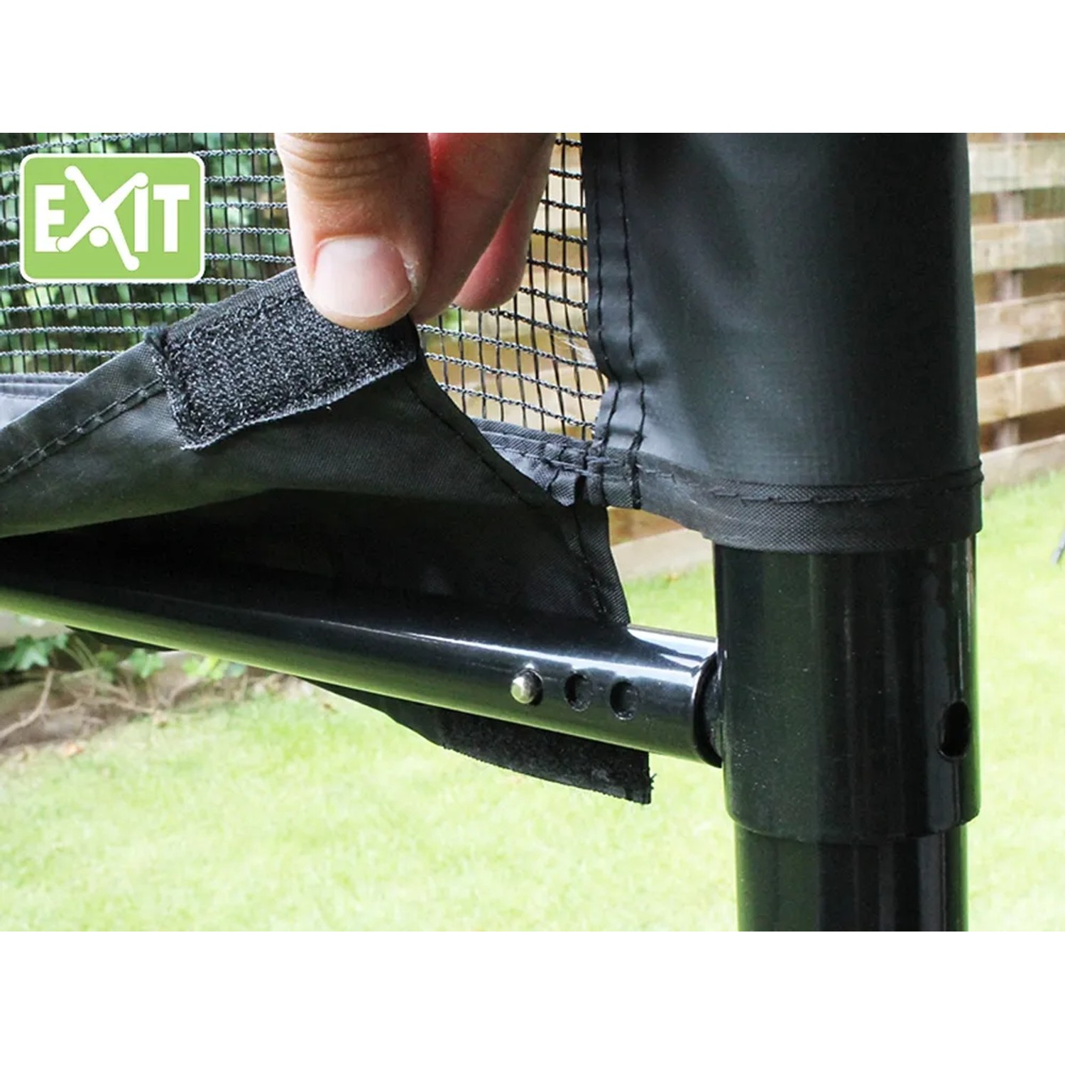 Detailaufnahme des schwarzen, verstellbaren EXIT Sportnetzes (155x300cm) mit Spannsystem.