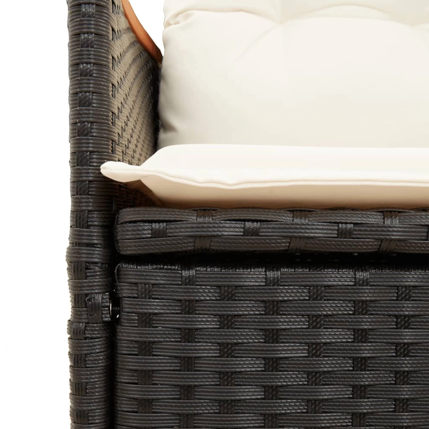 Detailaufnahme: Schwarzer Rattan Gartensessel mit cremefarbenen Kissen aus dem vidaXL Bistro-Set.