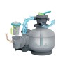 Graue Sandfilteranlage für Pools. Zeigt Wasserfluss, Vorfilterkorb und Ventil für effektive Poolreinigung.
