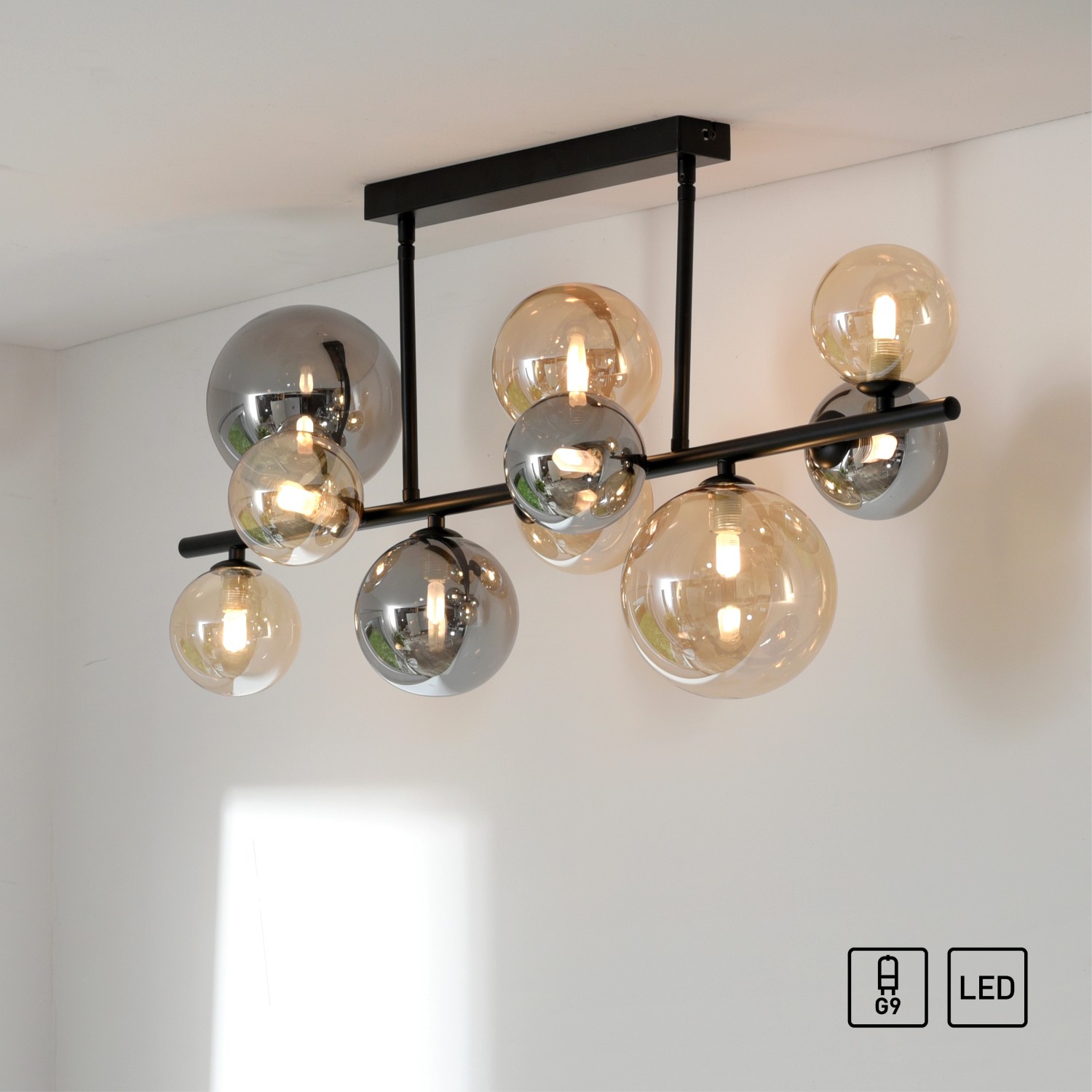 Schwarze Paul Neuhaus Deckenleuchte Popsicle mit 10 Amber- und Rauchglas-Kugeln.