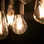 Philips E27 LED Leuchtmittel in Glühlampenform mit warmweißem Licht.