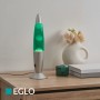 Eglo LED-Lavatischleuchte in Silber mit grüner Flüssigkeit und weißem Wachs auf Holztisch. Dekorativer Lava-Effekt.