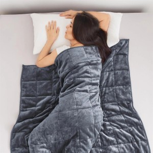Frau schläft unter grauer Bestlivings Gewichtsdecke 150x200 cm (6kg) auf einem Bett.