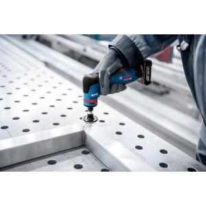 Bosch Professional Akku-Geradschleifer GWG 12 V-50 S beim Schleifen von Metall.