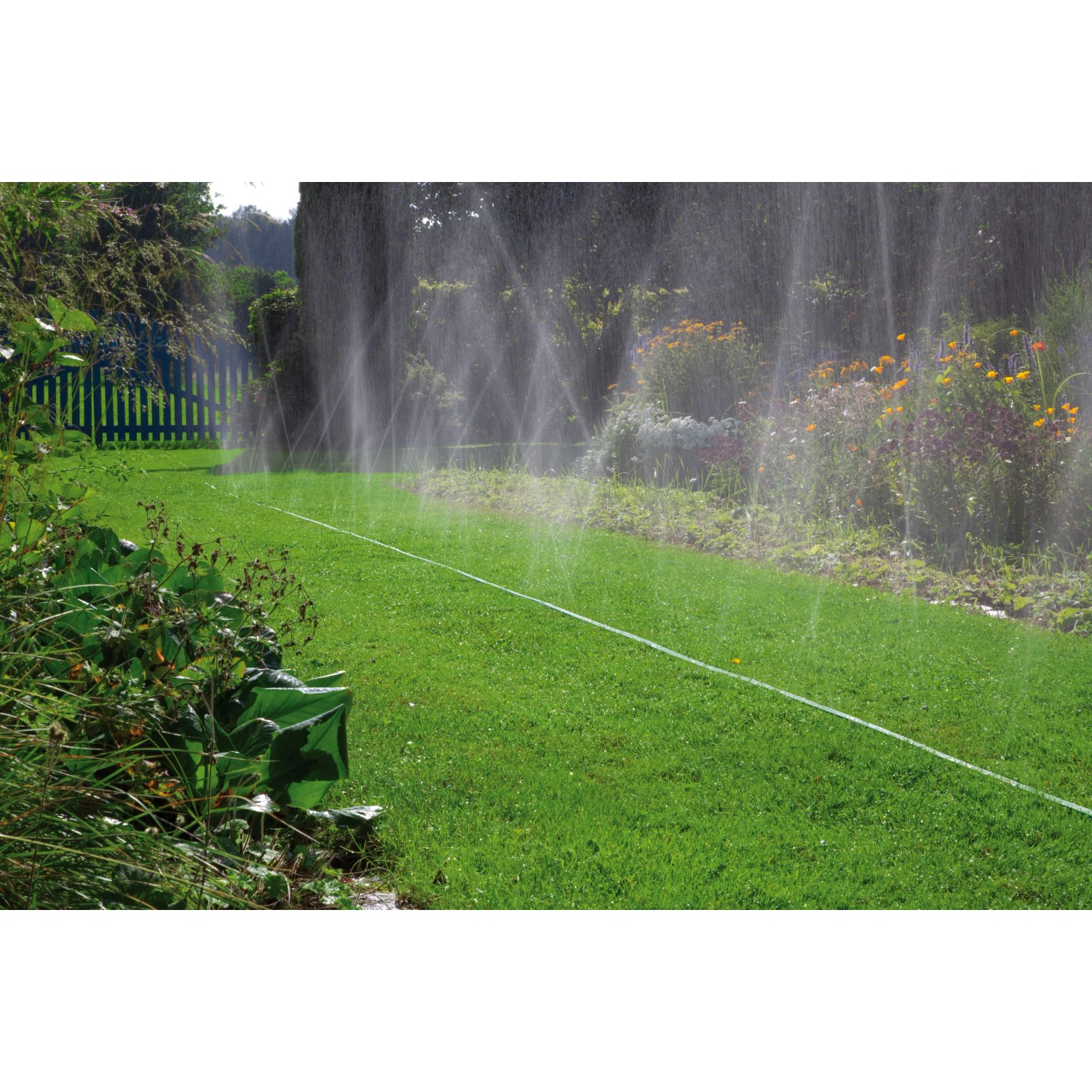 Gardena Schlauch-Regner, 15 m, bewässert Rasenfläche im Garten mit feinem Sprühregen.