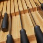 SOTECH Bambus Messerhalter mit schwarzen Messern in präzisen Schlitzen. Ideal für Schubladen-Besteckkästen.