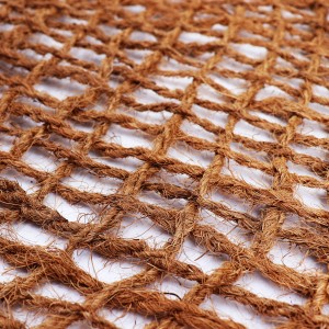 Aquagart Kokosmatte mit Pflanztaschen für Teichufer und Böschungen.