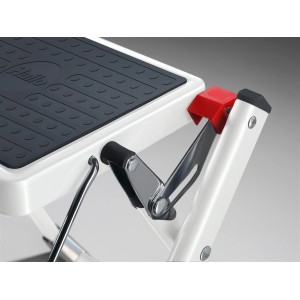 Detailansicht Hailo Klapptritt Mini, weiß-anthrazit, mit Anti-Rutsch-Matte.