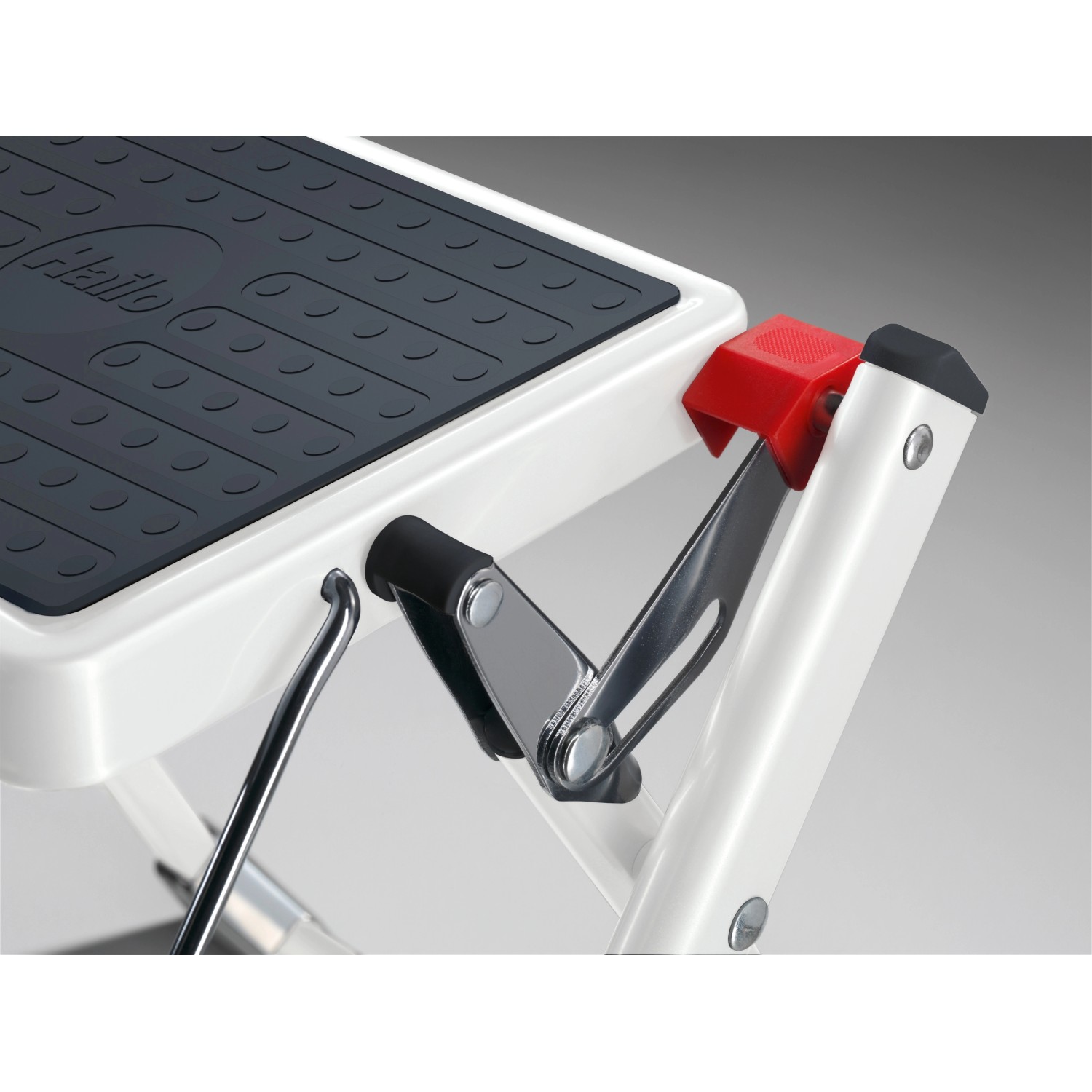 Detailansicht Hailo Klapptritt Mini, weiß-anthrazit, mit Anti-Rutsch-Matte.