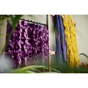 Violettfarbener baliv Dark Wonder Duschvorhang mit Blattmuster, Polyester, 180x180 cm.