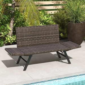 Braune PE-Rattan Gartenbank mit verstellbaren Armlehnen als Liegefunktion am Pool. Gartensofa für Outdoor.