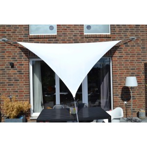 Weißes Floracord Dreiecksonnensegel (360cm) über einer Terrasse mit Tisch und Stühlen.