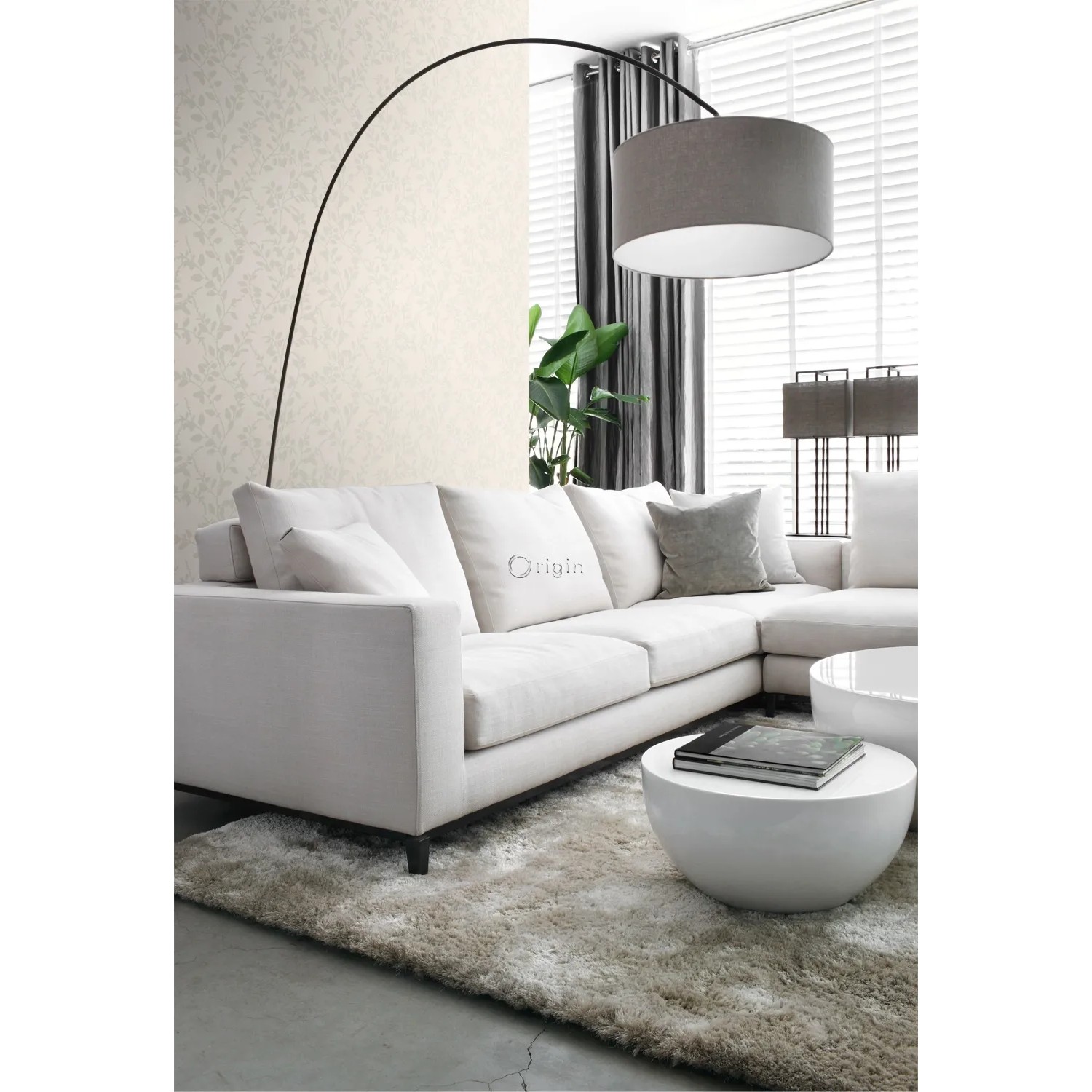 Beige Blätter Tapete von Origin Wallcoverings im Wohnzimmer mit Sofa und Lampe.