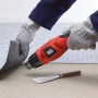 Black+Decker Heißluftgerät KX1693 in Nutzung mit Farbschaber zum Entfernen von Material.