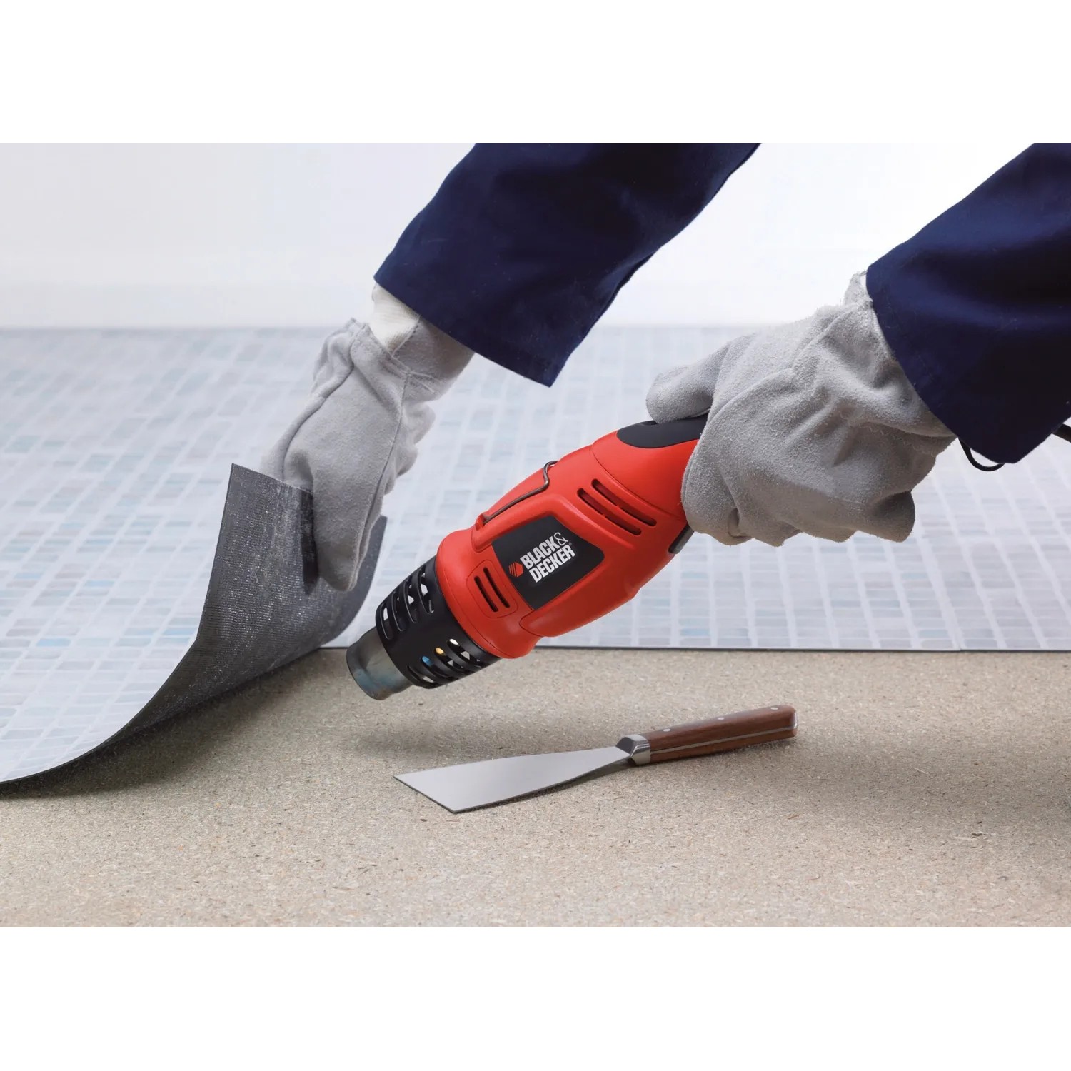 Black+Decker Heißluftgerät KX1693 in Nutzung mit Farbschaber zum Entfernen von Material.