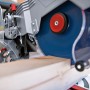 Bosch Professional Akku-Tischkreissäge GTS 18V-216 beim Sägen von Holz.