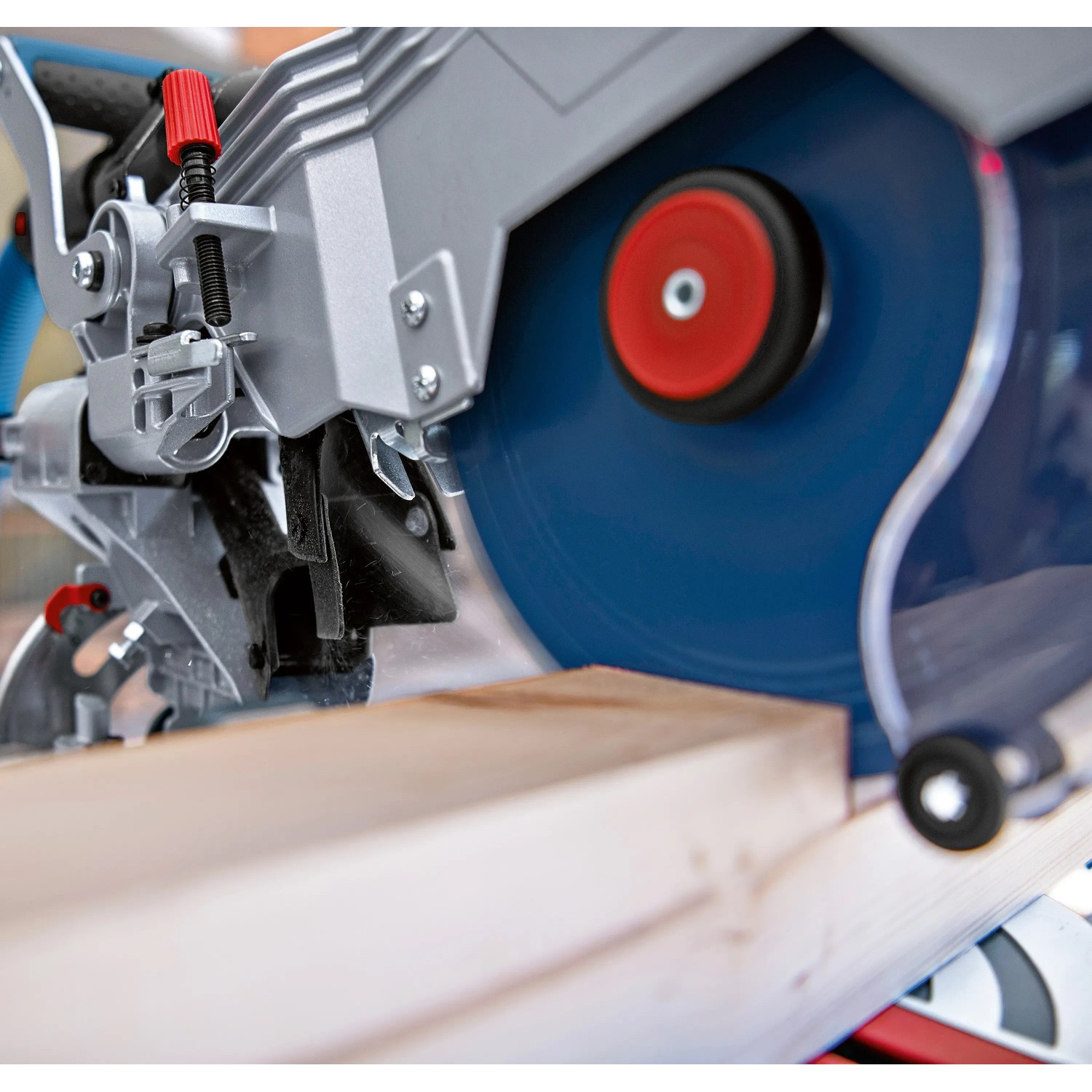 Bosch Professional Akku-Tischkreissäge GTS 18V-216 beim Sägen von Holz.