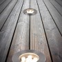 Trio LED-Bodeneinbaustrahler Belaja, Nickel matt, auf Holzterrasse. Runde Außenleuchte für Garten und Terrasse.
