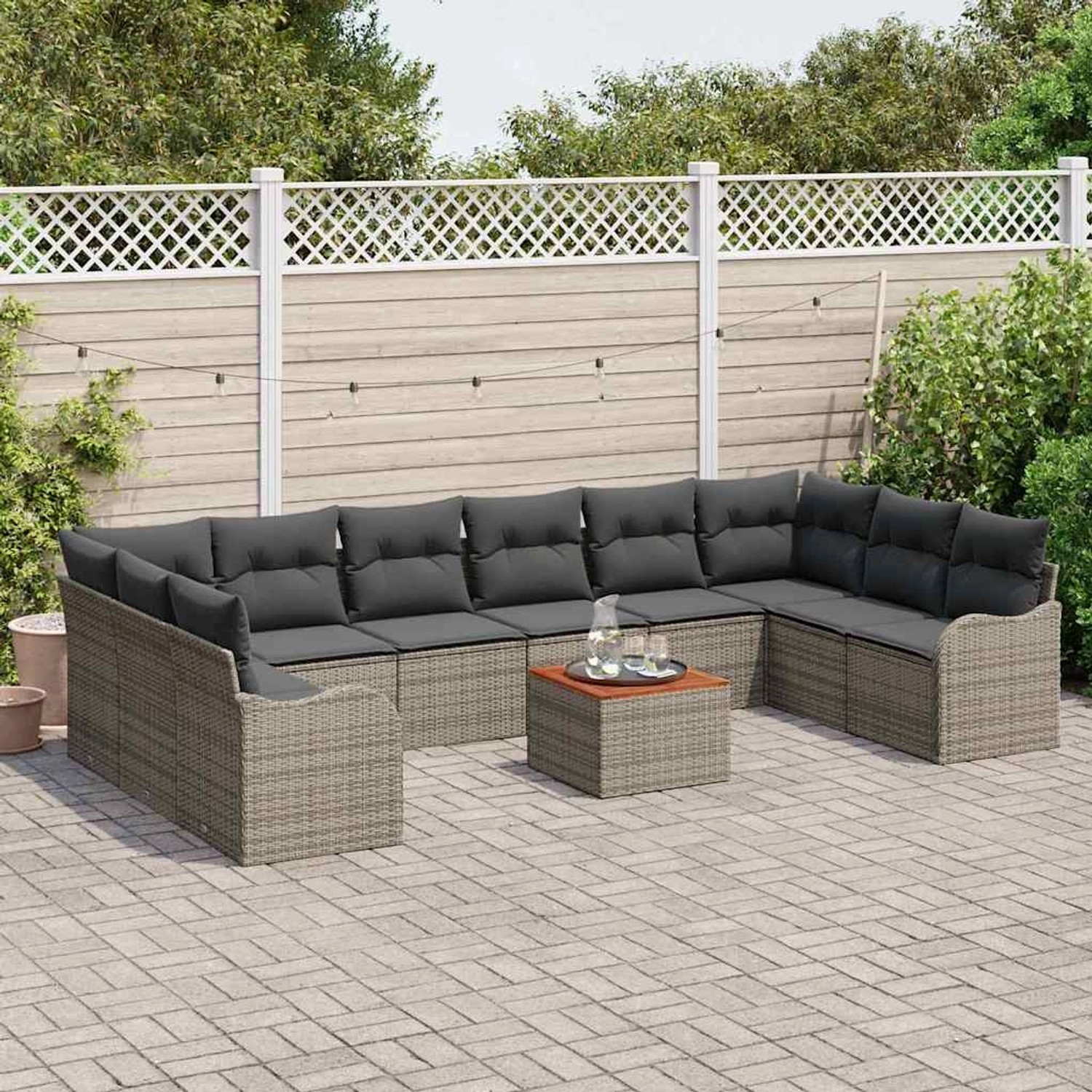 Graues 11-teiliges vidaXL Garten-Sofa-Set aus Poly Rattan mit Tisch und grauen Polstern.