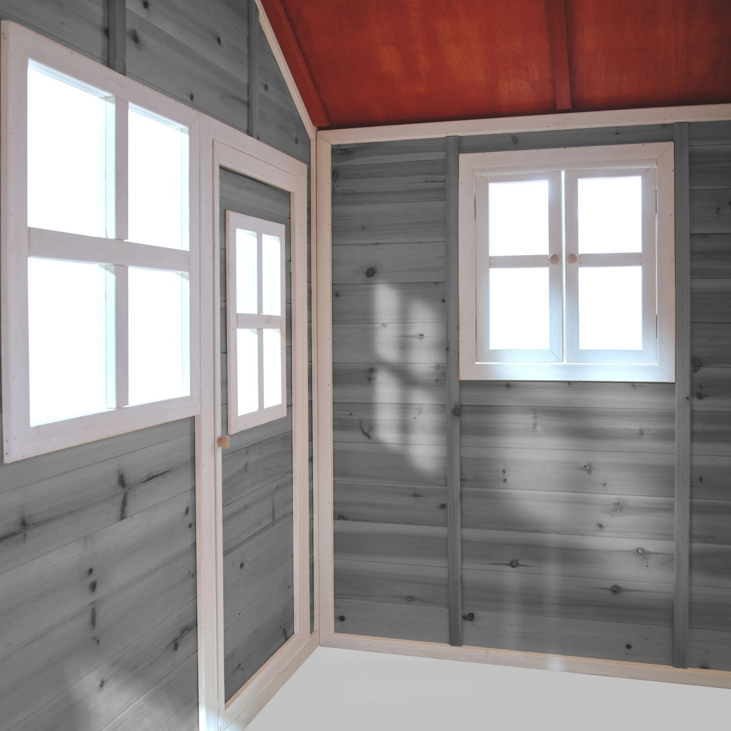 Innenansicht: Graues EXIT Loft 150 Holzspielhaus mit Fenster und Tür.