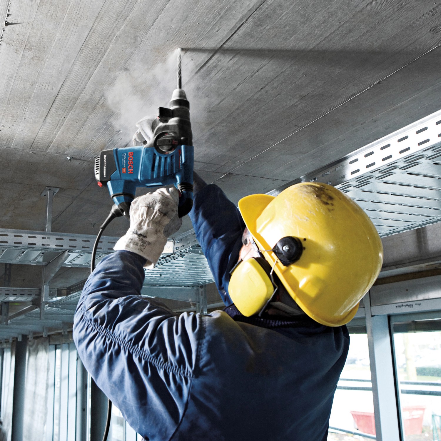 Bosch Professional Bohrhammer GBH 3-28 DFR beim Bohren in Beton. Inkl. Schutzhelm.