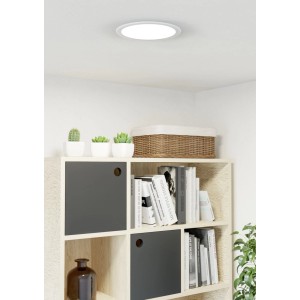 Weiße runde EGLO LED Einbauleuchte CCT Ø21,6cm in Decke, spendet helles Licht über Regal mit Büchern.