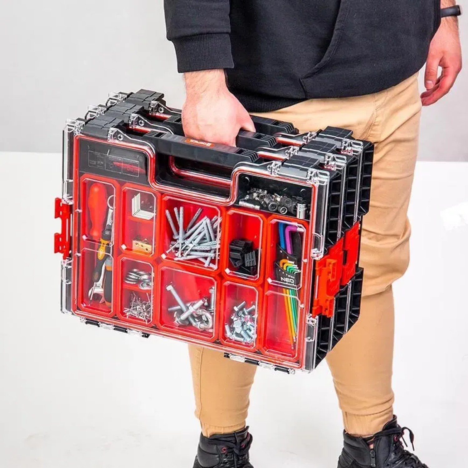 Schwarzer PROREGAL QBRICK Sortimentskasten Pro, gefüllt mit Werkzeug und Kleinteilen.
