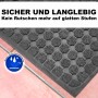 Dunkelgraue BigDean Gummi Stufenmatte mit hexagonalem Anti-Rutsch-Muster auf einer Treppe. Für sichere Outdoor-Stufen.
