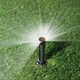 Rain Bird Versenksprüher mit VAN-Düse bewässert Rasenfläche mit feinem Sprühnebel.