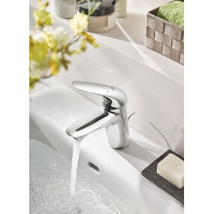 Grohe Eurostyle Waschtischarmatur S-Size in Chrom mit Wasserlauf im Waschbecken.
