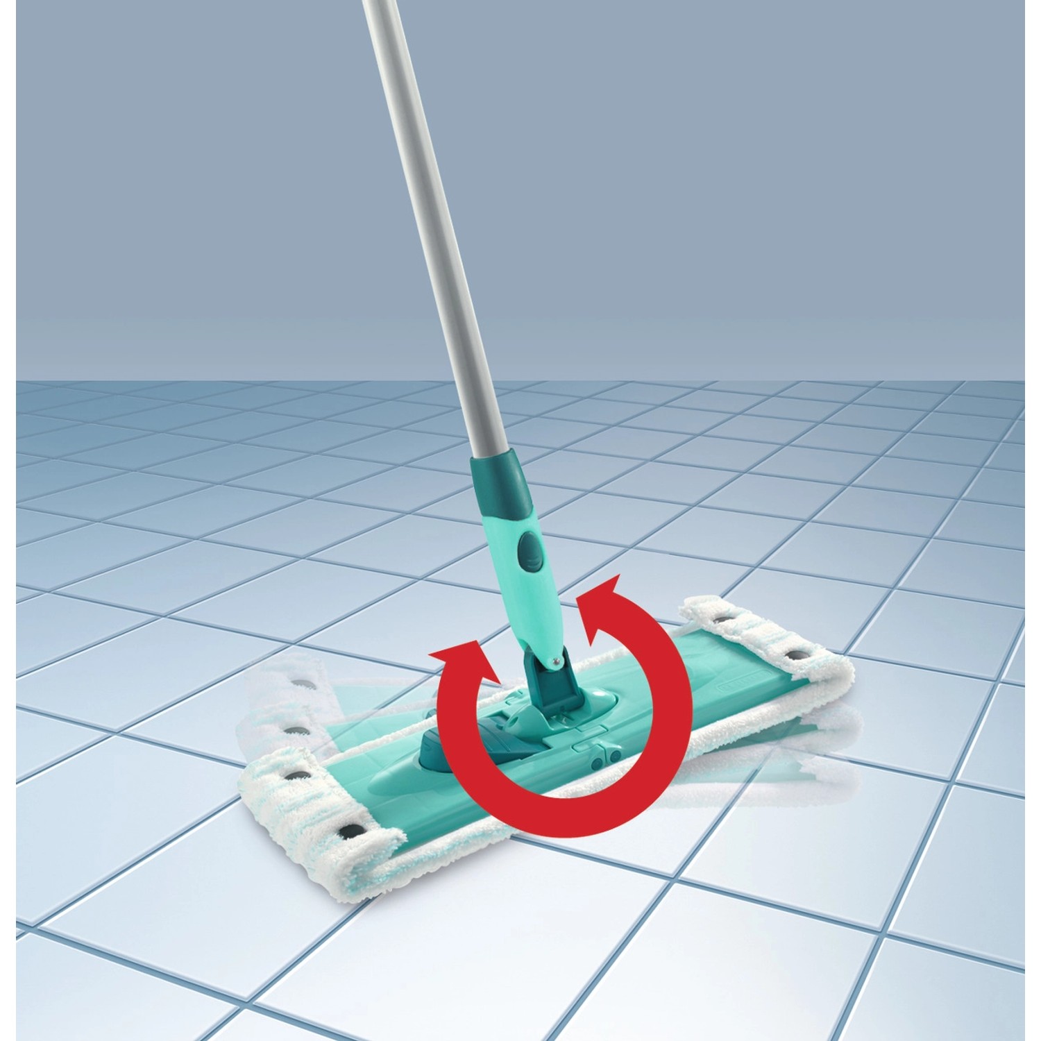 Leifheit Bodenwischer Combi mit flexiblem Drehgelenk und 2-Faser-Wischbezug auf Fliesen.