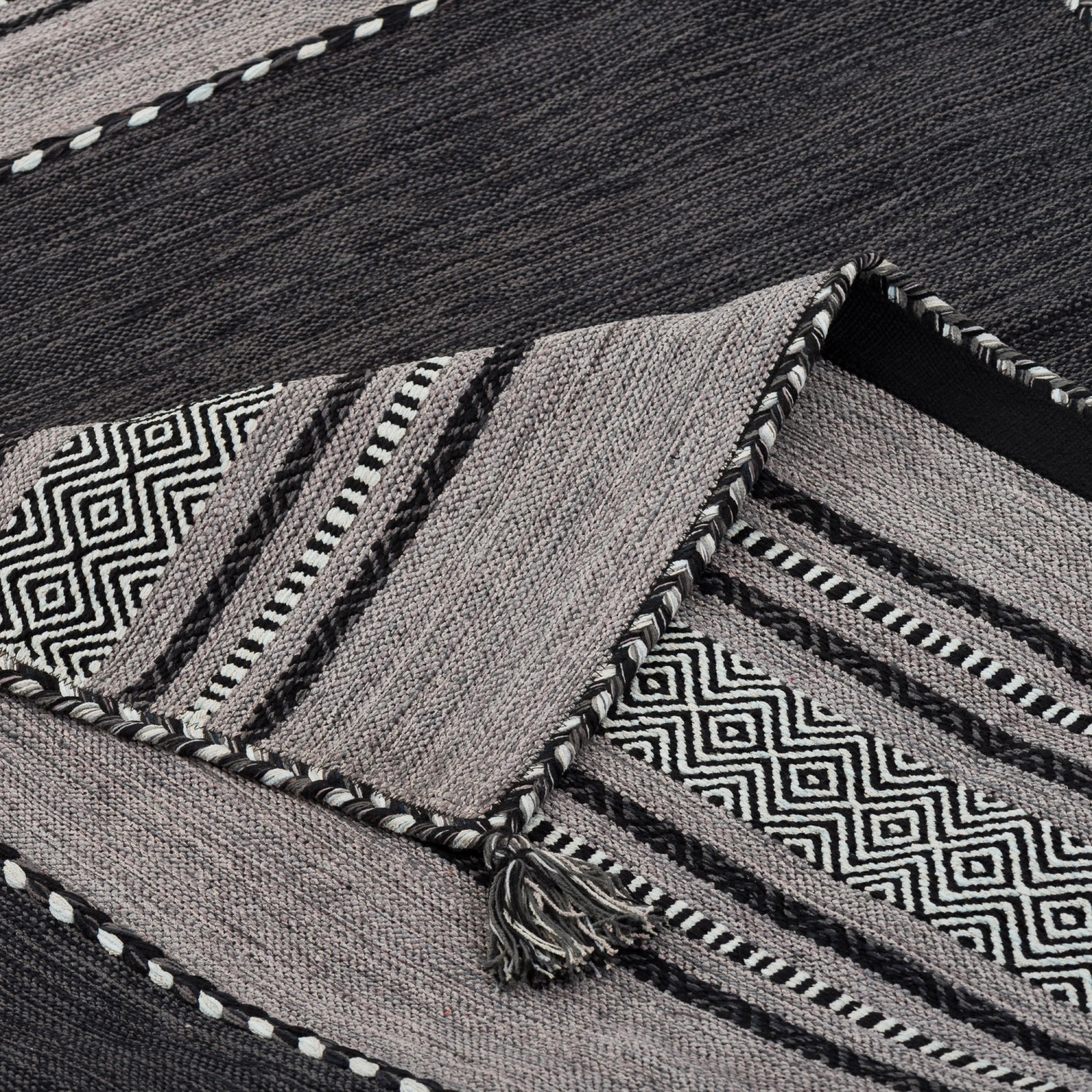 Detailansicht des handgewebten Pergamon Natur Teppich Kelim Navarro in Anthrazit, 120x180cm.