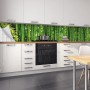 Küchenrückwandfolie Bambus von Myspotti, selbstklebend, 450x60 cm, als Spritzschutz in weißer Küche.
