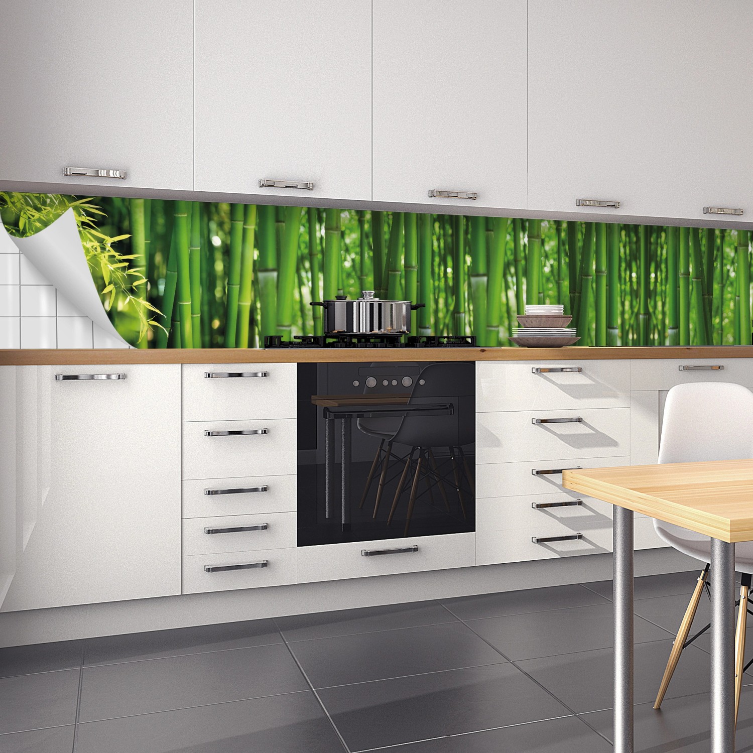 Küchenrückwandfolie Bambus von Myspotti, selbstklebend, 450x60 cm, als Spritzschutz in weißer Küche.