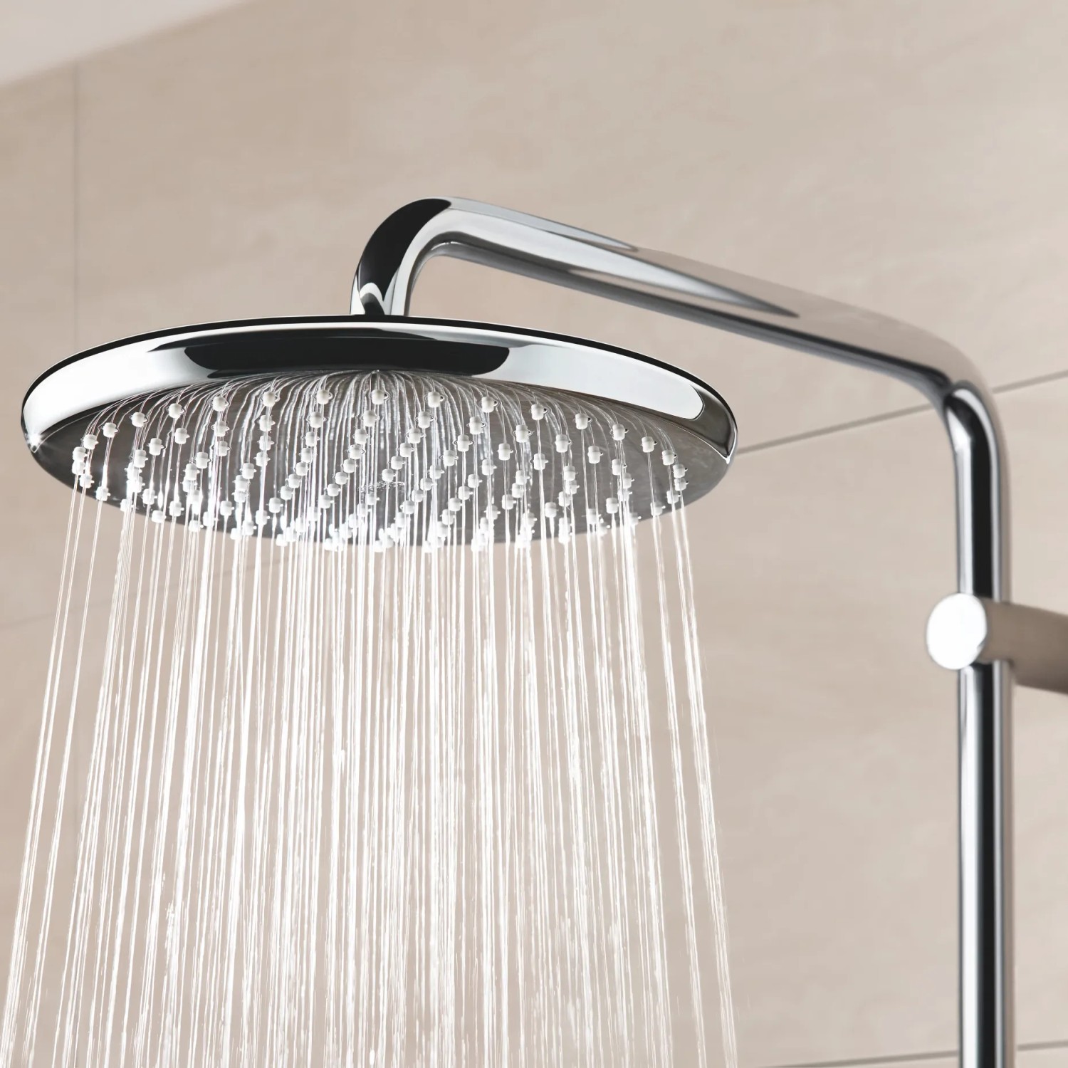 Grohe QuickFix Duschsystem Vitalio Start 250 Kopfbrause mit Wasserstrahl in Chromoptik.