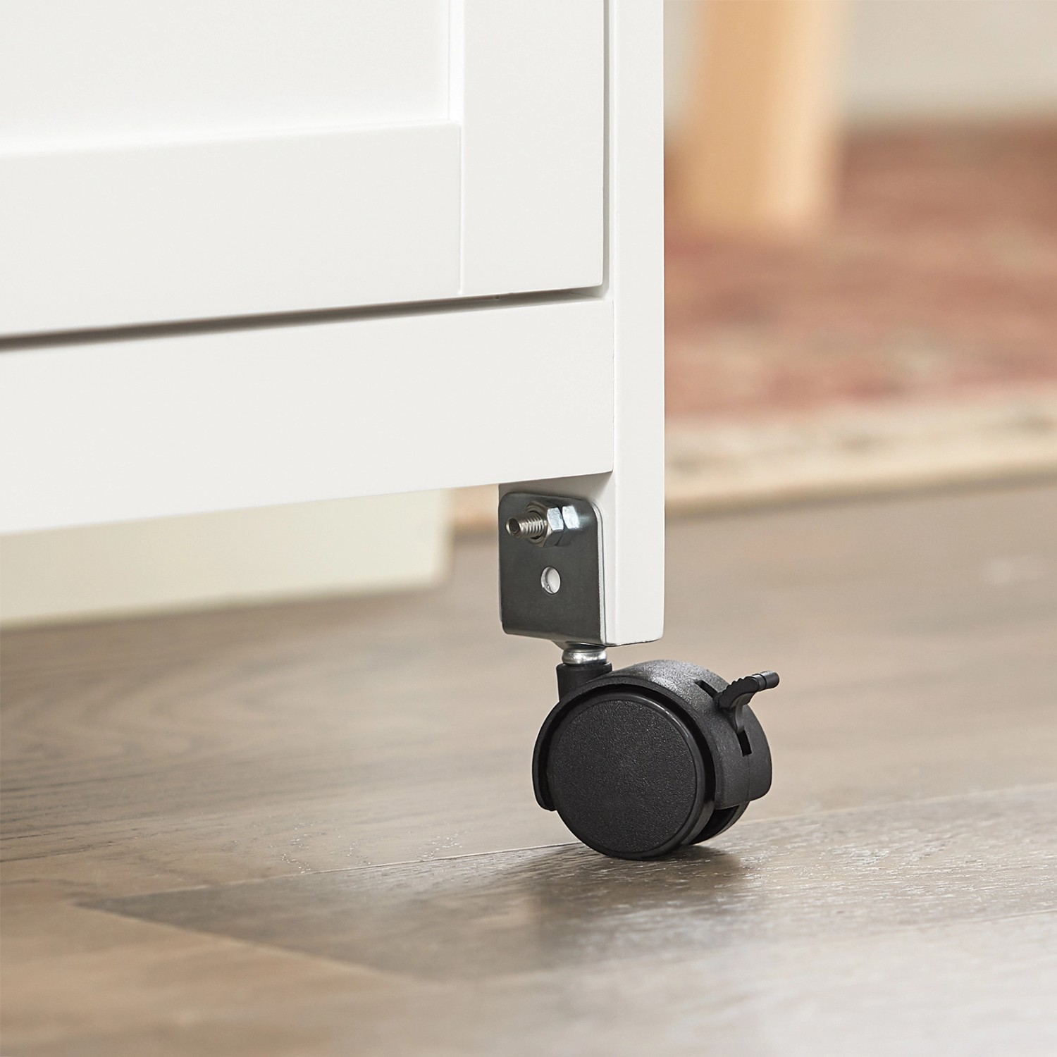 Detailaufnahme: Rolle am weißen SoBuy Küchenwagen/Servierwagen FKW79-W. Mobiler Rollcontainer.