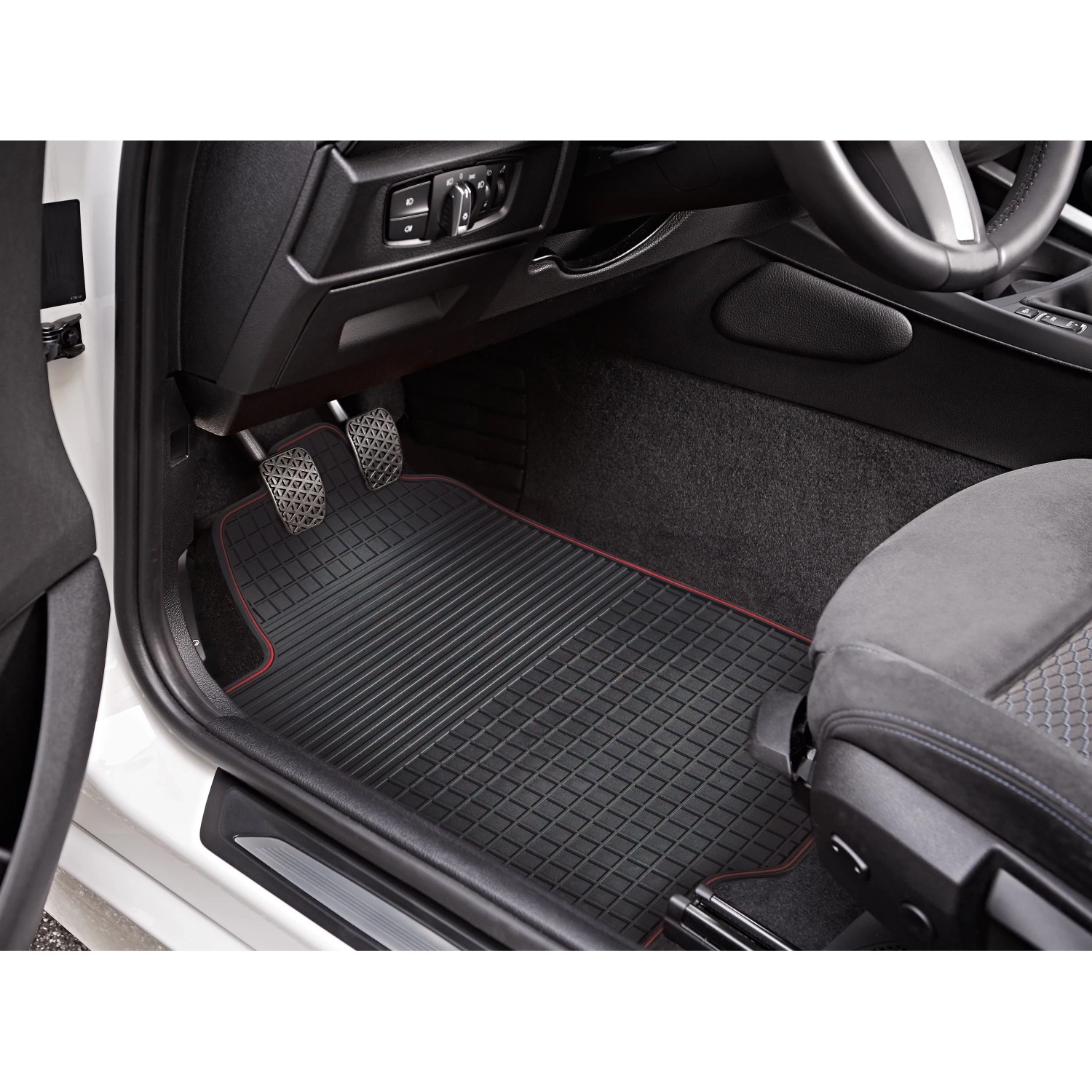OBI Matten-Set Rot/Schwarz im Auto: Fußmatten schützen den Innenraum vor Schmutz.