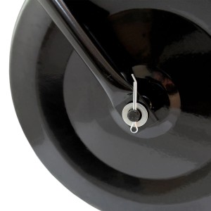 Detailaufnahme: Schwarze Monstershop Gartenwalze T-Mech, Bolzen und R-Schlüssel.