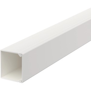 Weißer OBO Kabelkanal WDK 30x30 mm aus PVC für die Aufputz-Montage.
