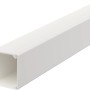 Weißer OBO Kabelkanal WDK 30x30 mm aus PVC für die Aufputz-Montage.